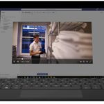 Зображення відкритого ноутбука, на якому відтворюється відео в Microsoft Teams.