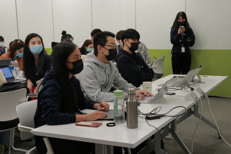 評審認真聽台上的人講解