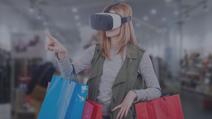 Alışveriş merkezinde VR deneyimini deneyen kadın.
