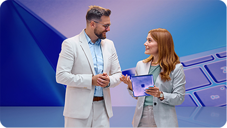 Zwei Personen in Anzügen interagieren, eine hält ein Tablet. Im Hintergrund sind abstrakte blaue Formen und eine Tastatur zu sehen.