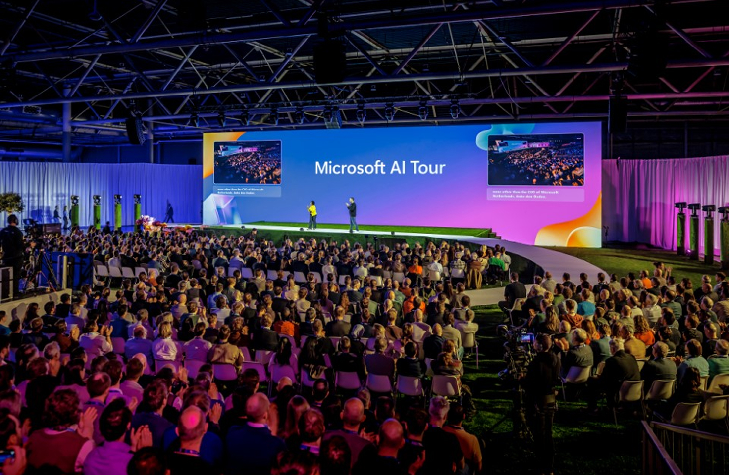 Ein großes Publikum bei einer Präsentation auf der Bühne während der Microsoft AI Tour.