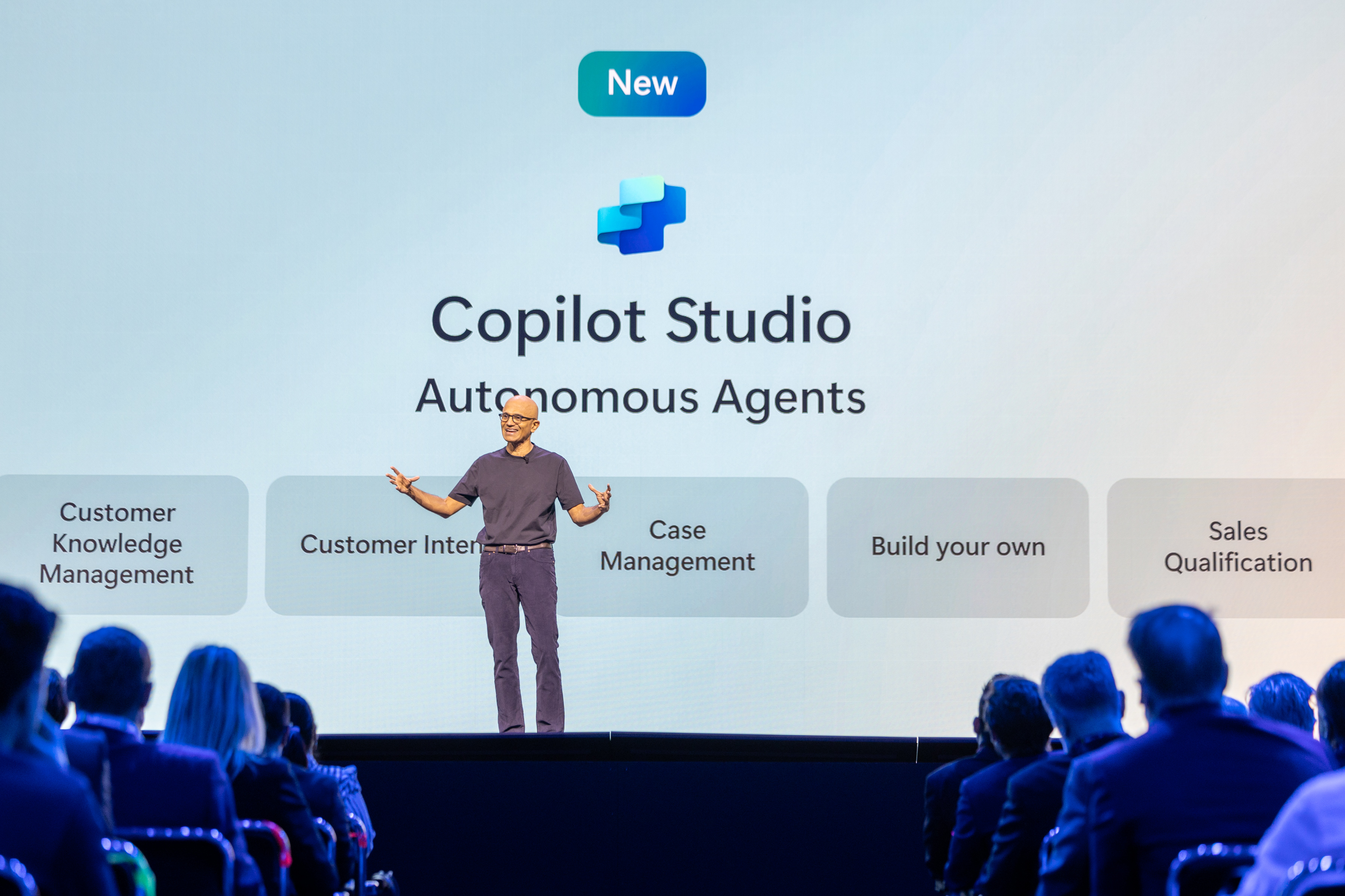 Satya Nadella auf der Bühne während einer Copilot Studio Präsentation. Im Hintergrund eine Folie mit dem Logo und dem Titel 'Autonomous Agents'.