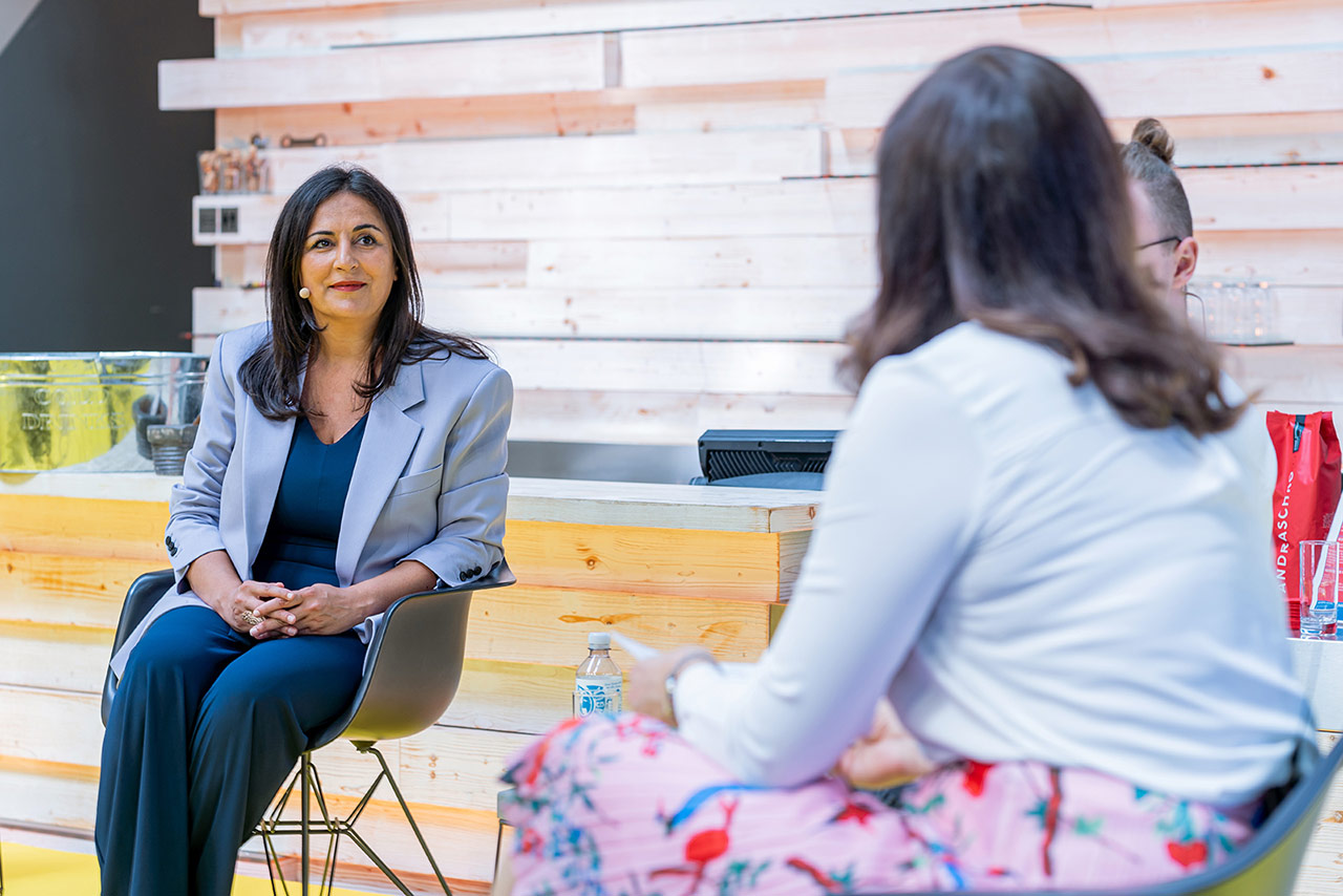 Das Foto Düzen Tekkal im Gespräch mit Magdalena Rogl
