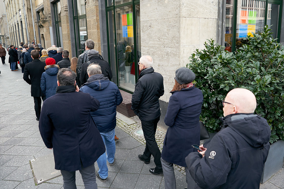 Warteschlange vor dem Microsoft Gebäude