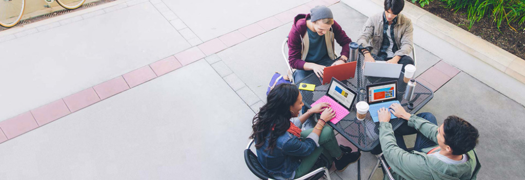 Vier Schüler nutzen Office 365 auf ihren Laptops