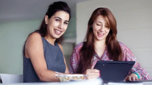 Zwei Frauen bei der Arbeit an einem Surface Device