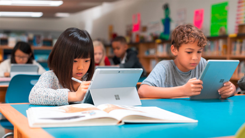 Zwei Kinder lernen im Klassenzimmer an einem Microsoft Tablet. Zukunftsfähige Arbeitskräfte stärken lautet das Motto.