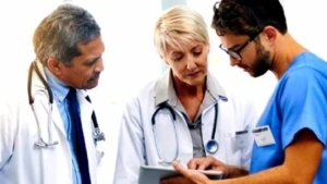 Ärzte und Pfleger schauen gemeinsam in ein Tablet