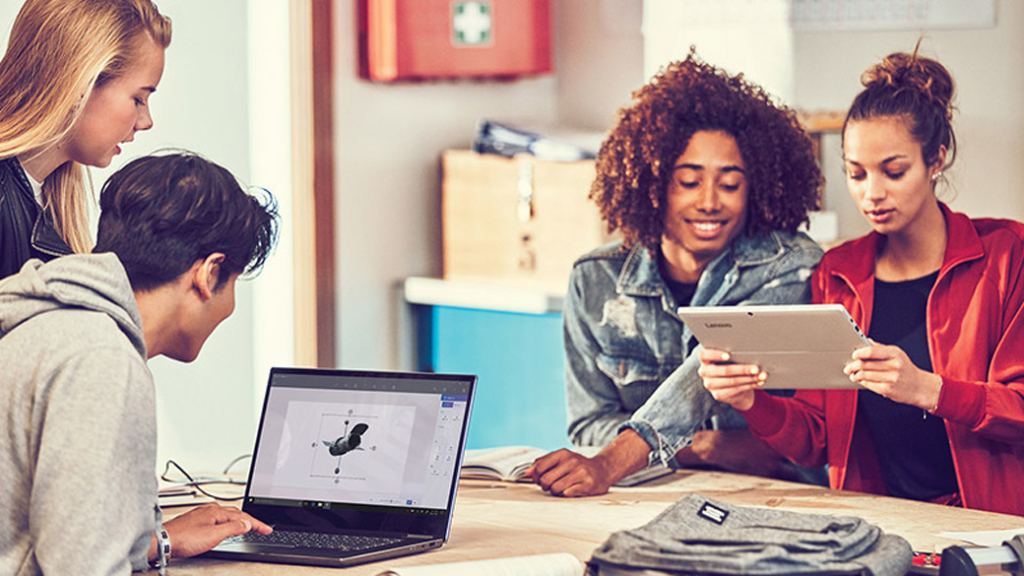 Vier Schüler lernen mit Microsoft Education 365