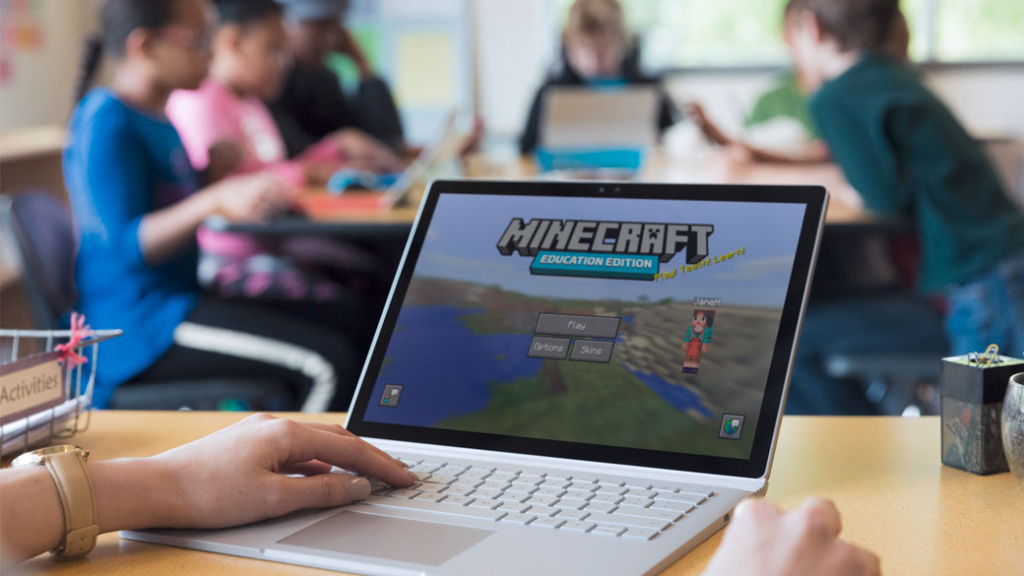 Ein Mädchen spielt im Klassenzimmer Minecraft Education Edition.