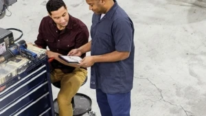 Zwei Industriearbeiter im Gespräch