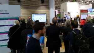 Messebesucher auf dem Microsoft-Stand auf der didacta 2019