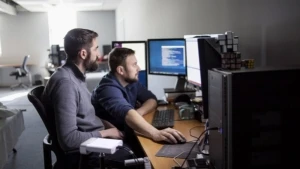 Zwei Programmierer im Gespräch bei der Arbeit