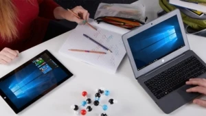 Einsatz von verschiedenen Devices, Tablet und Laptop, in der Gruppenarbeit in der Schule
