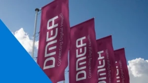 Microsoft auf der DMEA 2019 - das Bild zeigt das Logo der DMEA auf vier Fahnen