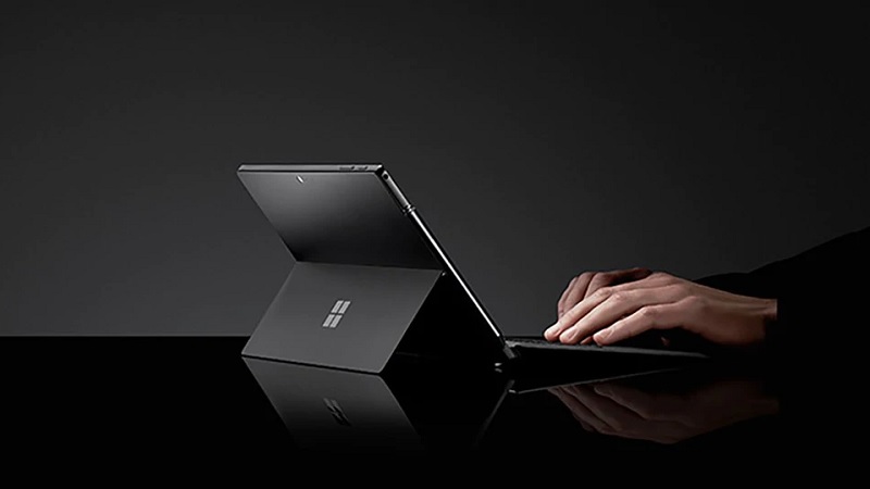Ein Surface Pro 6 Laptop auf schwarzem Hintergrund