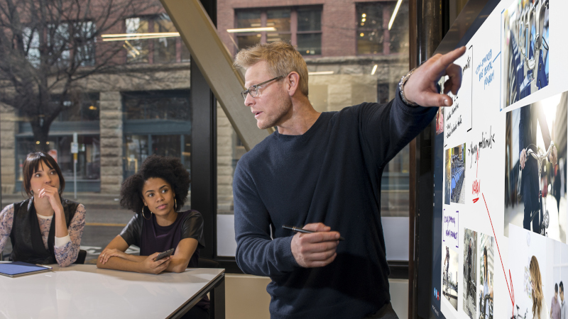 Ein Lehrer arbeitet in seinem Klassenzimmer an Microsoft Surface.