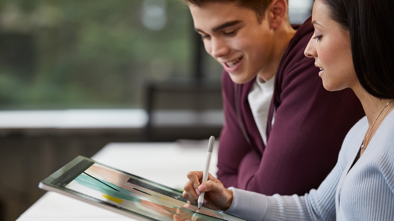 Zwei Schüler arbeiten an einen Surface Device mit einem Surface Pen