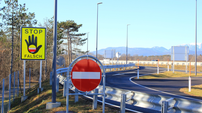 Zu sehen ist eine beschilderte Einbahnstraße mit zwei verschiedenen Verkehrszeichen die vor einer Falschfahrt warnen