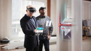Zwei Männer betrachten mit einer Hololens ein Hologramm