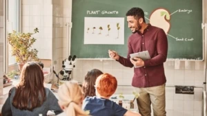 Ein Lehrer steht vor der Tafel und unterrichtet Schüler