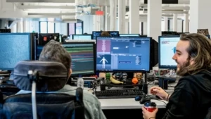 Zwei Programmierer in einem Großraumbüro bei der Arbeit
