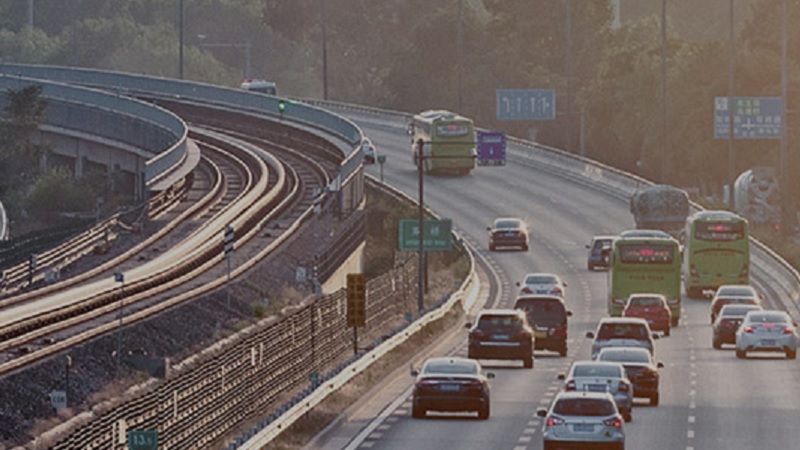 Ttadtautobahn mit parallel verlaufenden Gleisen