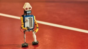 Robot posiert in einer Schulumgebung.