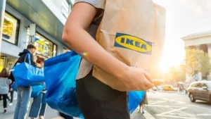 Ein Kunde von Ikea verlässt die Filiale mit seinen Einkäufen