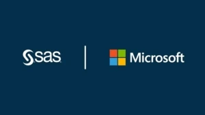 die Logos der beiden Firmen SAS und Microsoft auf dunkelblauem Hintergrund