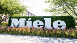 Der Miele Schriftzug am Unternehmensstandort