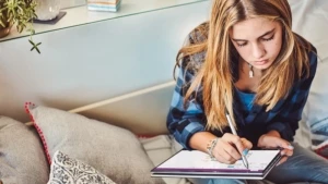 Ein Mädchen mit einem Laptop im Homeschooling