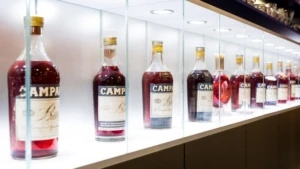 Campariflaschen in einem beleuchteten Regal