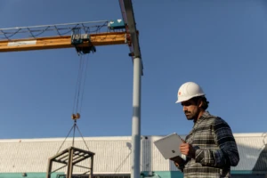 Mann mit Tablet in der Hand auf einer Baustelle