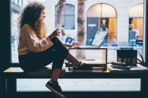 Frau im Cafe arbeitet am Laptop