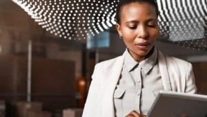 Eine Frau hält einen Laptop in der hand