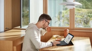 Ein junger Lehrer bei der Arbeit an einem Laptop