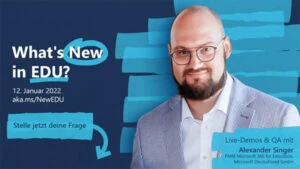 Alexander Singer vor einem blauen Hintergrund