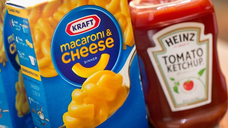 Eine Packung Kraft Macaroni & Cheese Dinner und daneben eine Flasche Heinz Tomato Ketchup
