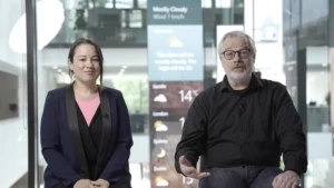 Foto von einem Mann und einer Frau in dunkler Kleidung im Microsoft Headquarter.