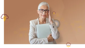 Eine Frau mit kurzen grauen Haaren hält vor sich einen zusammengeklappten Laptop