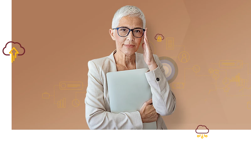 Eine Frau mit kurzen grauen Haaren hält vor sich einen zusammengeklappten Laptop