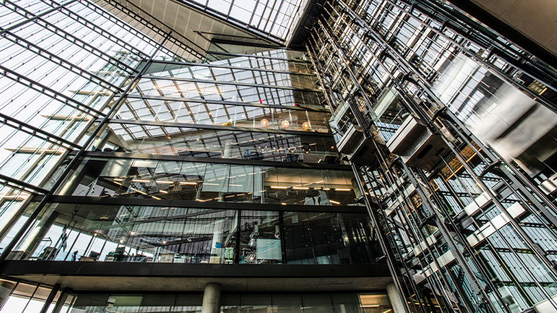 Modernes Atrium eines Gebäudes mit viel Glas. 