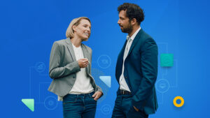 Ein Mann und eine Frau im Gespräch vor blauem Hintergrund