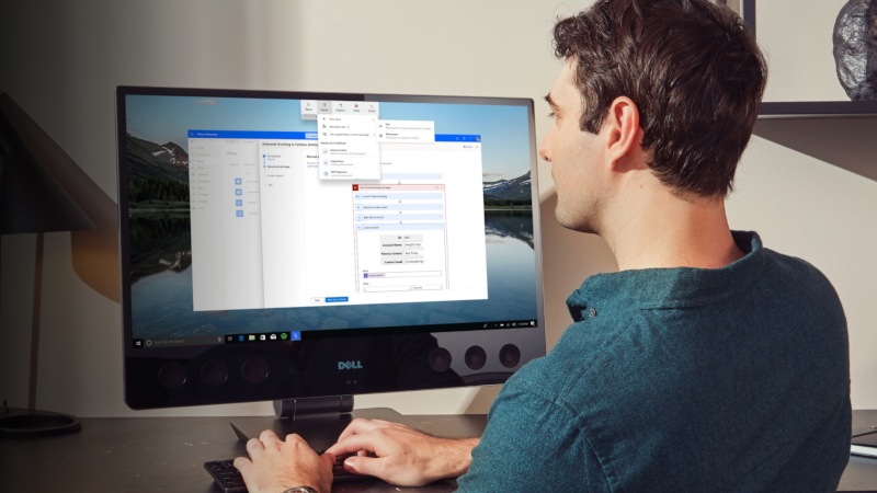 Ein Mann arbeitet an einem Bildschirm mit Power Automate