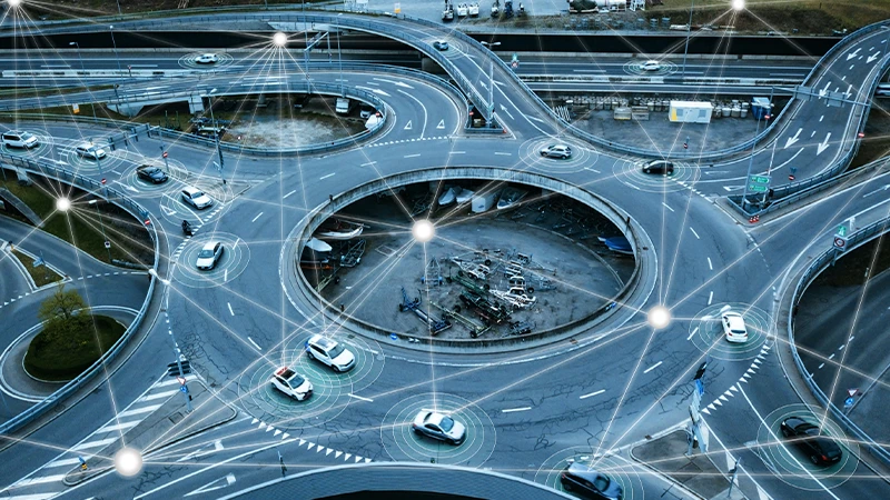 Ein gro&szlig;er Autobahnring mit vernetzten Autos