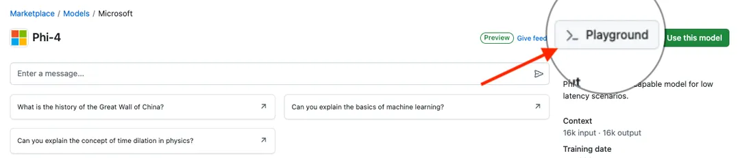 Das Bild zeigt einen Screenshot einer Benutzeroberfläche für ein Modell namens "Phi-4" auf dem Microsoft Marketplace. Es gibt eine Suchleiste mit dem Platzhaltertext "Enter a message...". Unter der Suchleiste befinden sich drei Beispiel-Fragen: Es gibt auch einen hervorgehobenen Button mit der Beschriftung "Playground", auf den ein Pfeil zeigt.