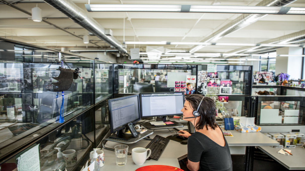 An employee answers the phone in a callcentre