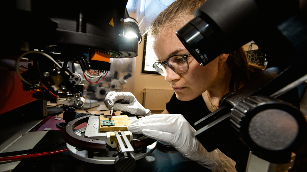 Female scienctist working on building the world’s first topological qubit