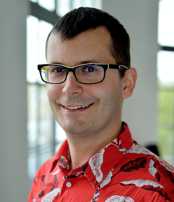 Picture of a smiling man in glasses and a Hawaiian shirt, Jedrzej Osinski
